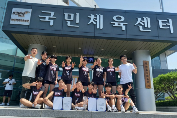 ‘2022 정향누리배 전국남녀 중고 배구대회'에서 동메달을 딴 인천 부평여중 배구단의 모습. 사진｜부평여중 제공