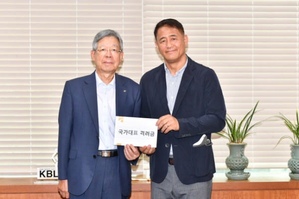 KBL 김희옥 총재(왼쪽)과 추일승 농구 국가대표팀 감독. 사진｜KBL 제공