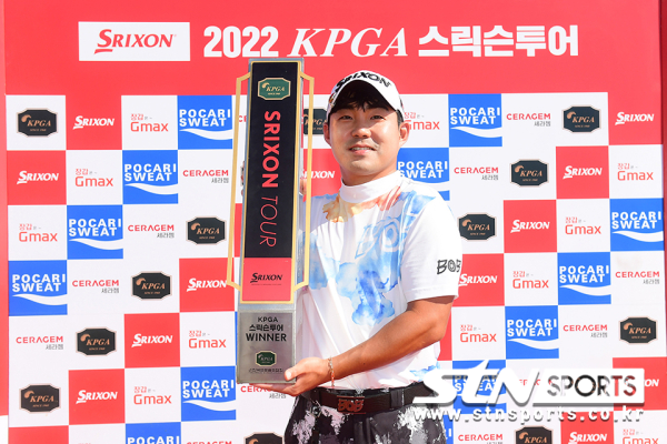 김상현(28.스릭슨)이 ‘2022 KPGA 스릭슨투어 18회대회(총상금 8천만원, 우승상금 1천 6백만원)’에서 우승컵을 들어올리며 시즌 2승을 달성했다. 사진｜KPGA