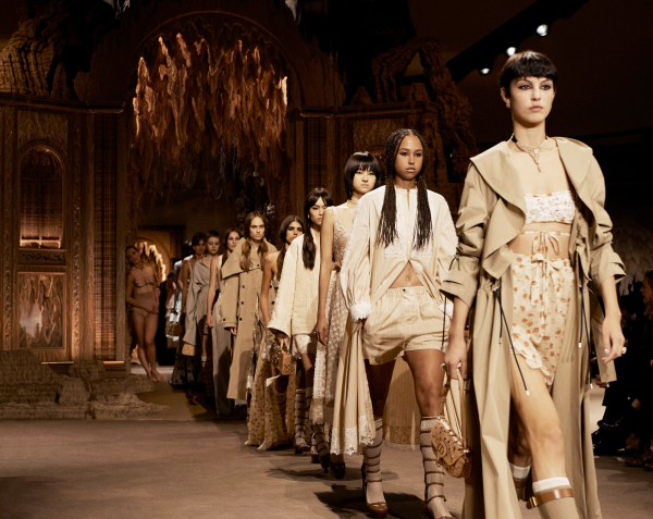 디올(Dior)의 2023 봄-여름 레디-투-웨어 패션쇼가 27일(현지시간) 프랑스 파리에 위치한 튈르리 정원에서 개최됐다. 사진 | 디올