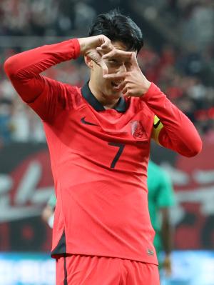 ‘손흥민, 이번엔 머리로 쾅!’ 한국, 카메룬에 1-0 리드 (전반 종료)