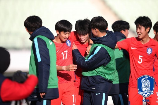 한국의 두 번째 골을 성공시킨 김정민(가운데)