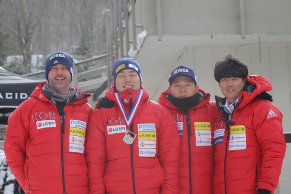 (왼쪽부터) 리차드 브롬리 코치, 윤성빈, 곽호건 영상분석관, 김영현 육상 코치