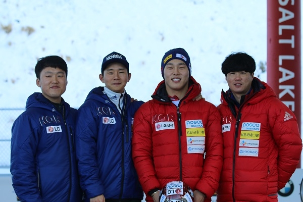 (왼쪽부터) 양희준 의무 담당, 곽호건 영상분석관, 윤성빈, 김영헌 육상코치