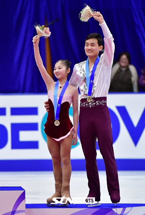 지난 2월 삿포로아시안게임 피겨 페어에서 동메달을 획득한 렴대욱과 김주식