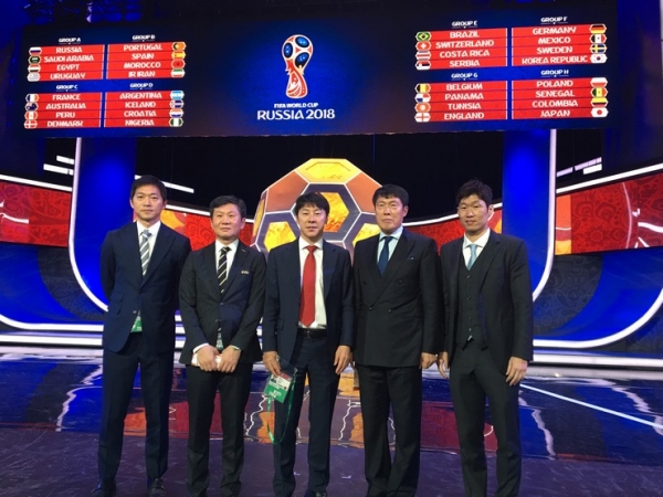 12월 2일에 열린 2018 러시아 월드컵 조 추첨 행사에 참여한 신태용 감독(가운데)