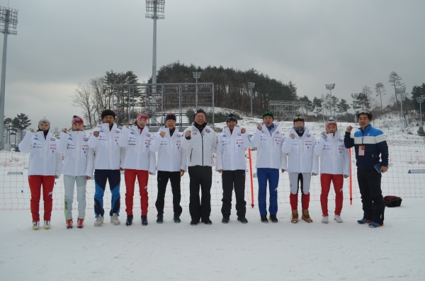 지난 9일 평창 알펜시아 크로스컨트리에서 '제70회 전국종별스키선수권대회'에 참가한 선수들을 격려한 신동빈 대한스키협회 회장.