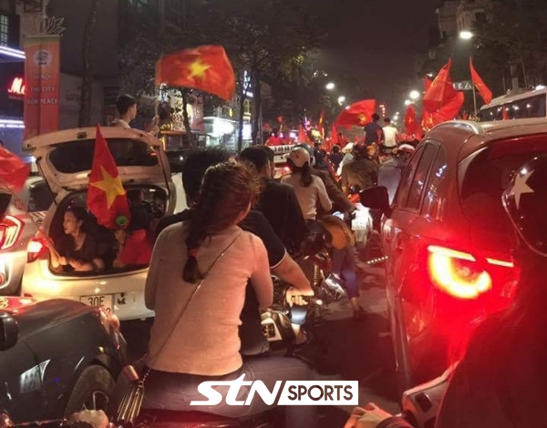 하노이시 거리를 가득 메운 응원 인파
