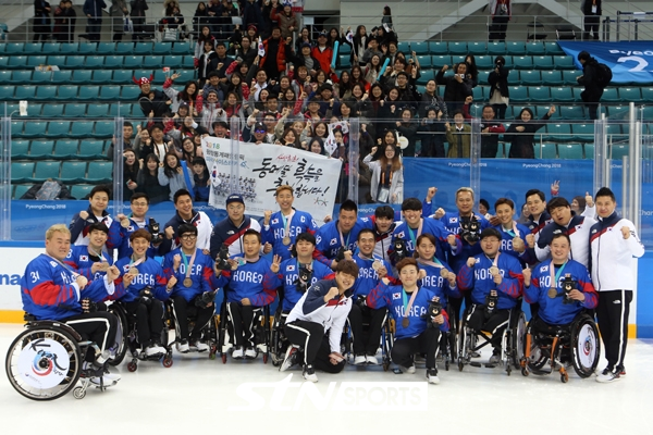 시상식 후 가족, 팬들과 함께 사진을 찍은 2018 평창동계패럴림픽 아이스하키 대표팀
