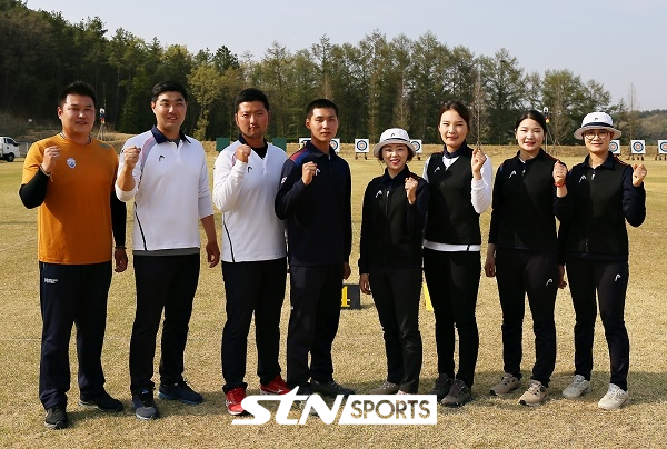 (왼쪽부터) 오진혁, 임동현, 김우진, 이우석, 장혜진, 정다소미, 강채영, 이은경