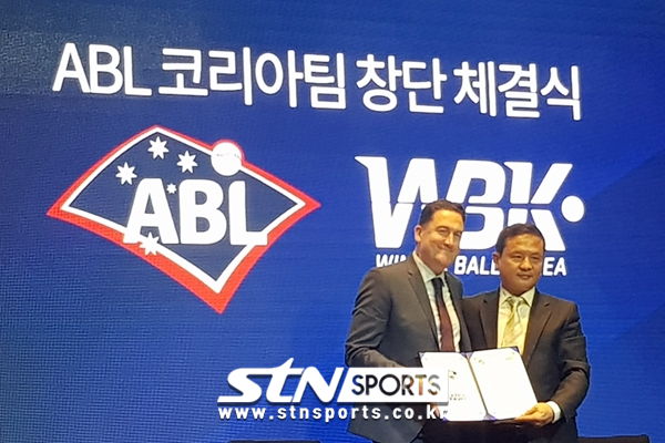 ABL 캠 베일 CEO와 김현수 윈터볼코리아 대표가 ABL 코리아팀 창단 체결식서 체결서를 교환하고 있다. ⓒSTN스포츠