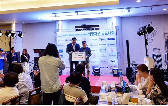 ▲ 양준혁야구재단에 아워그룹 박재석 회장(오른쪽)이 1,000만원 상당의 물품을 기부하고 있다.