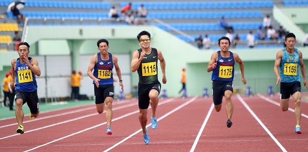 100m 우승을 차지한 김국영(가운데·1115번)