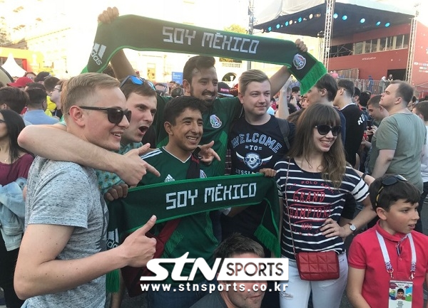멕시코가 독일전 1-0 승리를 확정짓자 환호하는 팬들