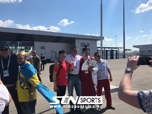 18일 러시아 니즈니 노브고로드 스타디움에서 '2018 국제축구연맹(FIFA) 러시아 월드컵' F조 조별리그 대한민국 대 스웨덴의 경기가 열린다. 경기에 앞서 한국 응원단들이 열띈 응원전을 펼치고 있다.