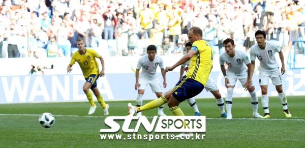 18일(현지시간) 오후 러시아 니즈니노브고로드 스타디움에서 열린 2018 러시아월드컵 조별리그 F조 1차전 대한민국-스웨덴의 경기, 스웨덴의 안드레아스 그랑크비스트가 PK골을 성공 시키고 있다.