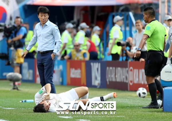 18일(현지시간) 오후 러시아 니즈니노브고로드 스타디움에서 열린 2018 러시아월드컵 조별리그 F조 1차전 대한민국-스웨덴의 경기, 한국의 박주호가 부상으로 그라운드에 쓰러져 있다.
