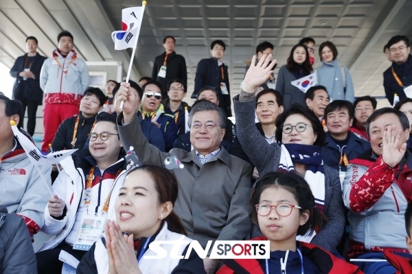 지난 3월 문재인 대통령 부부는 2018 평창동계패럴림픽 크로스컨트리스키 남녀 스프린트 경기를 관람했다