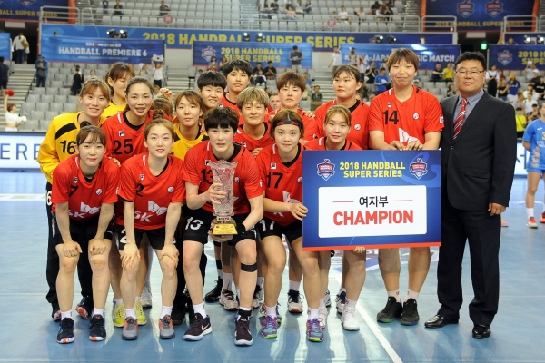 핸드볼 프리미어 6 여자부 우승을 차지한 한국대표팀이 단체사진을 촬영하고 있다
