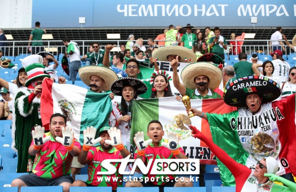 3일(현지시간) 오후 러시아 로스토프 아레나에서 열린 2018 러시아월드컵 조별리그 F조 2차전 대한민국-멕시코의 경기에 앞서 멕시코 축구팬들이 열띤 응원을 하고 있다.