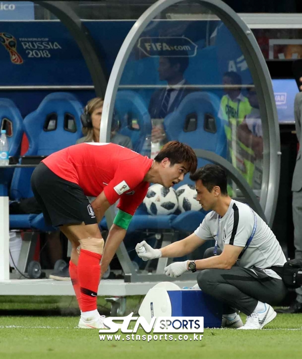 23일(현지시간) 오후 러시아 로스토프 아레나에서 열린 2018 러시아월드컵 조별리그 F조 2차전 대한민국-멕시코의 경기, 한국 기성용이 왼쪽 종아리를 부상 당해 코치진으로 부터 치료를 받고 있다.
