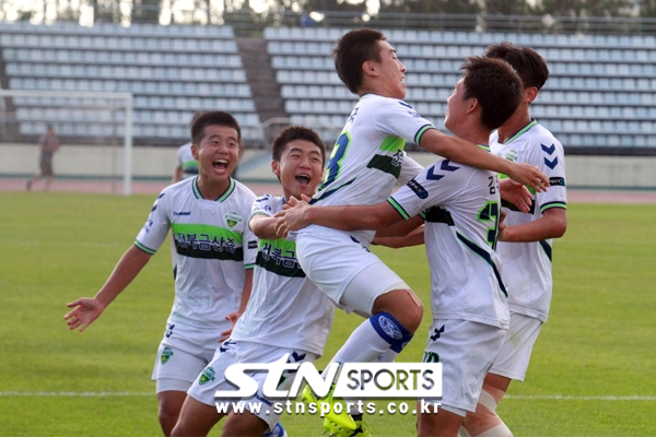 전북 U-15팀 선수들이 동점골을 성공시킨 후 기뻐하고 있다. ⓒSTN스포츠