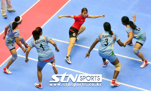 카바디 경기 모습(빨간 유니폼-2014년 한국 여자대표팀, 하늘색 유니폼-2014 인도 여자대표팀)
