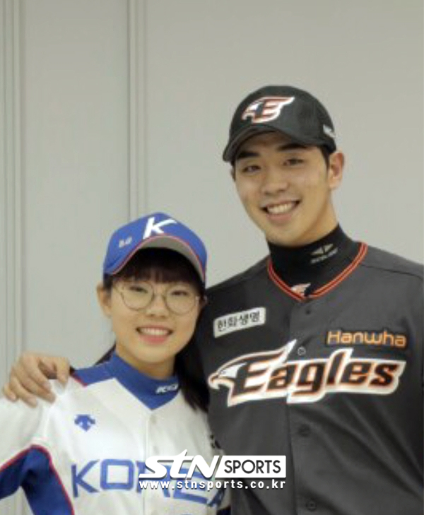 2015년, 동생 김라경이 한국 국가대표 유니폼을 입으면서 당시 한화에 있었던 오빠 김병근과 함께 '야구 선수 남매'가 됐다. (사진제공=김병근)