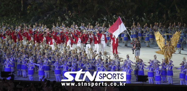 2018 자카르타-팔렘방 아시안게임 개회식에 들어선 인도네시아 선수단