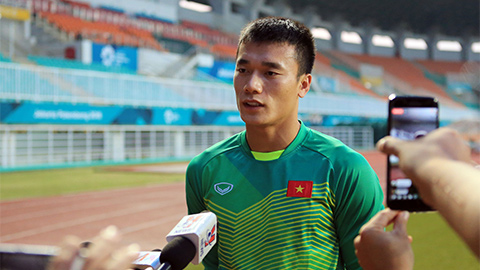 베트남 U-23 축구대표팀의 골키퍼 부이 티엔 둥이 인터뷰를 하고 있다.