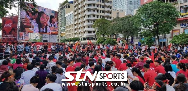 29일 한국과 베트남의 '2018 자카르타-팔렘방 아시안게임' 남자축구 4강전의 경기를 거리에서 응원하고 있는 베트남 국민들의 모습