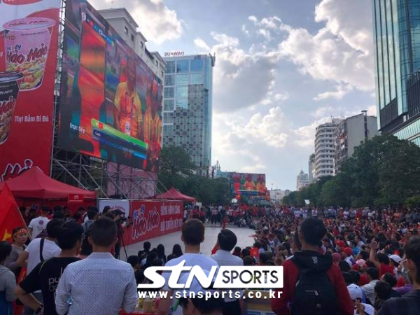 29일 한국과 베트남의 '2018 자카르타-팔렘방 아시안게임' 남자축구 4강전의 경기를 거리에서 응원하고 있는 베트남 국민들의 모습