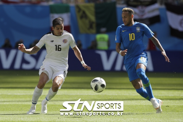지난 2018년 월드컵서 네이마르 다 실바와 공을 다투는 크리스티안 감보아(좌측)