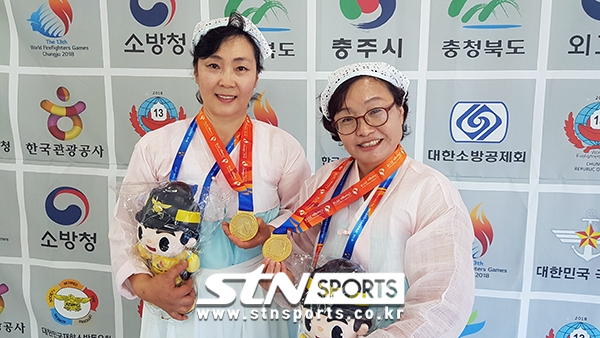 소방관요리 부문에서 금메달을 획득한 강릉팀(왼쪽부터) 이금재, 이재순 ⓒSTN스포츠