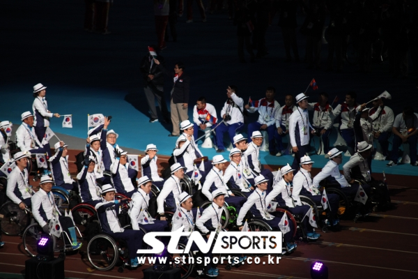 2014 인천장애인아시안게임 개막식에서 한국 선수단이 입장하고 있다