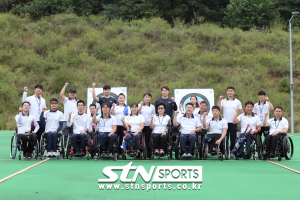 2018 인도네시아 장애인아시안게임 한국 양궁 대표팀이 파이팅을 외치고 있다