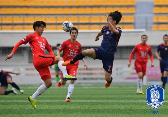 김포시민축구단과 포천시민축구단의 대결