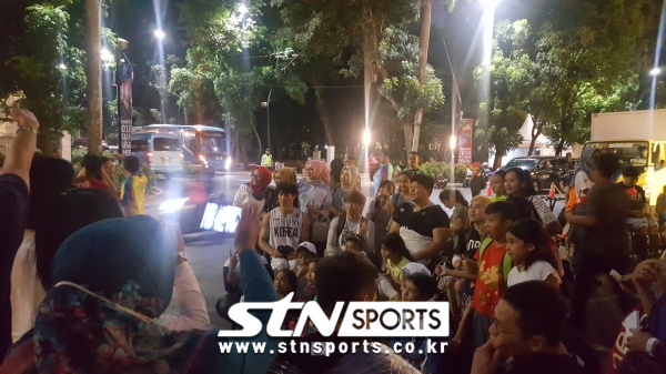 10일(현지시각) 저녁 인도네시아 자카르타 GBK 농구장에서 경기를 마치고 나온 한국 휠체어농구 대표팀이 팬들과 사진을 찍는 모습.