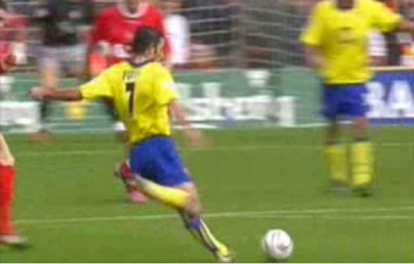 2003/04시즌 8라운드 리버풀전에서 환상적인 감아차기로 득점하는 피레스