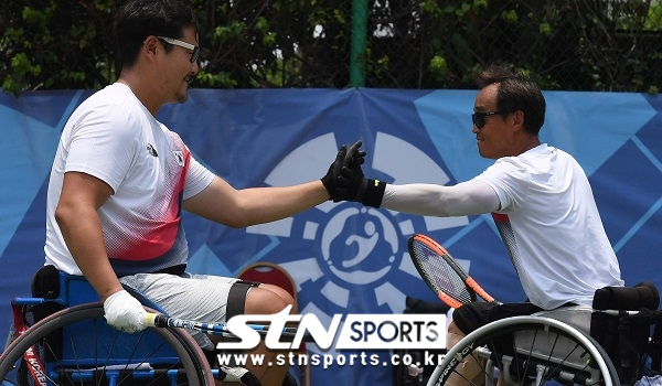 지난 인도네시아 장애인 아시안게임에 복식으로 출전했던 김명제(왼쪽)와 김규성. 두 선수는 전국체전에서 상대 선수로 만나 금메달을 두고 승부를 펼쳤다. ⓒ뉴시스