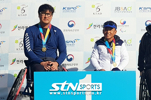 김명제(왼쪽)와 김규성은 공동우승으로 함께 금메달을 목에 걸고 시상대에 올랐다. ⓒSTN스포츠