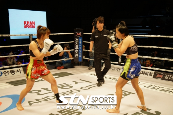 경북 안동체육관에서 열린 'MAX FC16-NEW DAY' 제1경기 여성 밴텀급(-52kg) 경기가 열렸다.