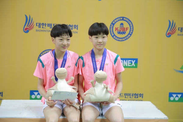 U-13 여자복식 우승 배드민턴 영재 쌍둥이 김민선(우측)-김민지(좌측) 자매