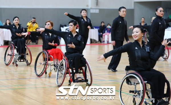 지난 16일 서울 강동문화체육센터에서 '2018 대한장애인체육회장배 전국장애인댄스포츠선수권대회' 에서 참가 선수들이 경연을 펼치는 모습이다.