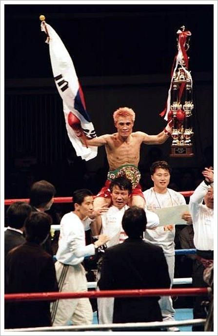 2002년 일본 도쿄 치바현 에서 열린 WBC 라이트플라이급 3차방어 성공 후 기념사진