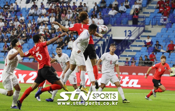 7일 오후(현지시각) 아랍에미리트 두바이 알막툼 경기장에서 열린 2019 AFC 아시안컵 C조 조별 리그 1차전 한국과 필리핀의 경기, 한국 김민재가 슛을 시도하고 있다.