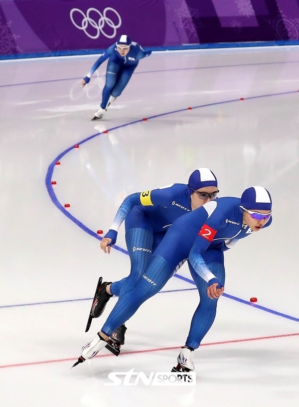 논란의 팀추월 경기. 김보름-박지우가 노선영을 뒤로 한 채 결승선을 통과하고 있다. ⓒ뉴시스