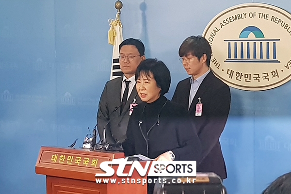 성폭력 피해 사실을 추가 발표하는 손혜원 의원(가운데)과 여준형 젊은빙상인연대 대표(우) ⓒSTN스포츠
