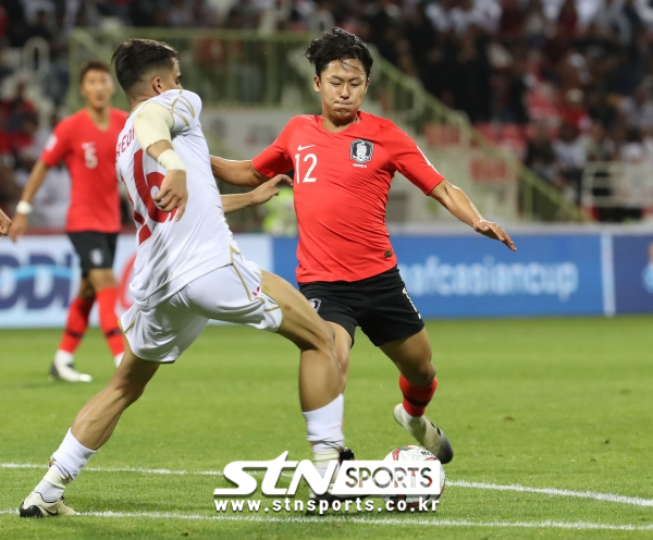 22일 오후(현지시간) 아랍에미리트 두바이 막툼 빈 라시드 경기장에서 열린 2019 AFC 아시안컵 16강전 한국과 바레인의 경기, 한국 이승우가 볼다툼을 하고 있다.