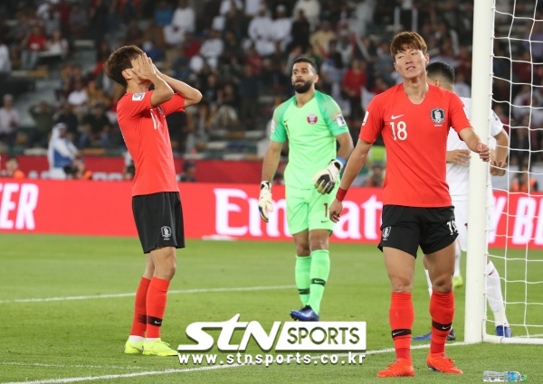 25일 오후(현지시간) 아랍에미리트 아부다비 자예드 스포츠 시티 스타디움에서 열린 AFC 아시안컵 8강전 한국과 카타르의 경기, 한국 이청용이 슛을 실패하자 아쉬워하고 있다.